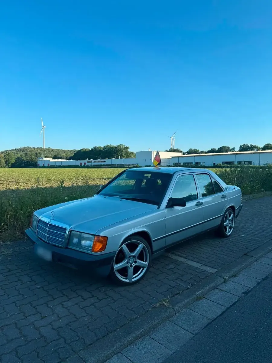 Gebraucht Mercedes 190 120 PS (88 kW) 1984 Silber Limousine
