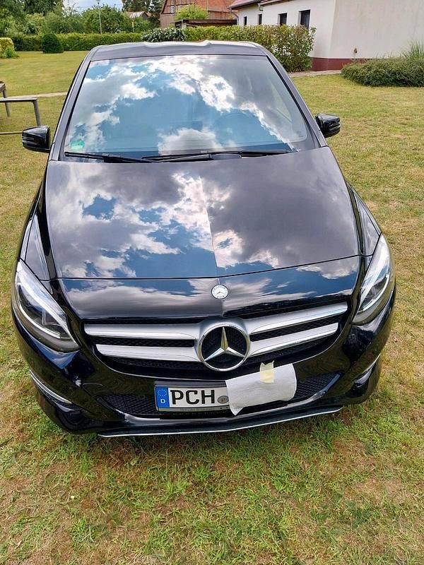 Schwarz Gebraucht 2016 Mercedes B180 Van / Kleinbus | 12.500 € (Guter Preis) - Bild 1/4