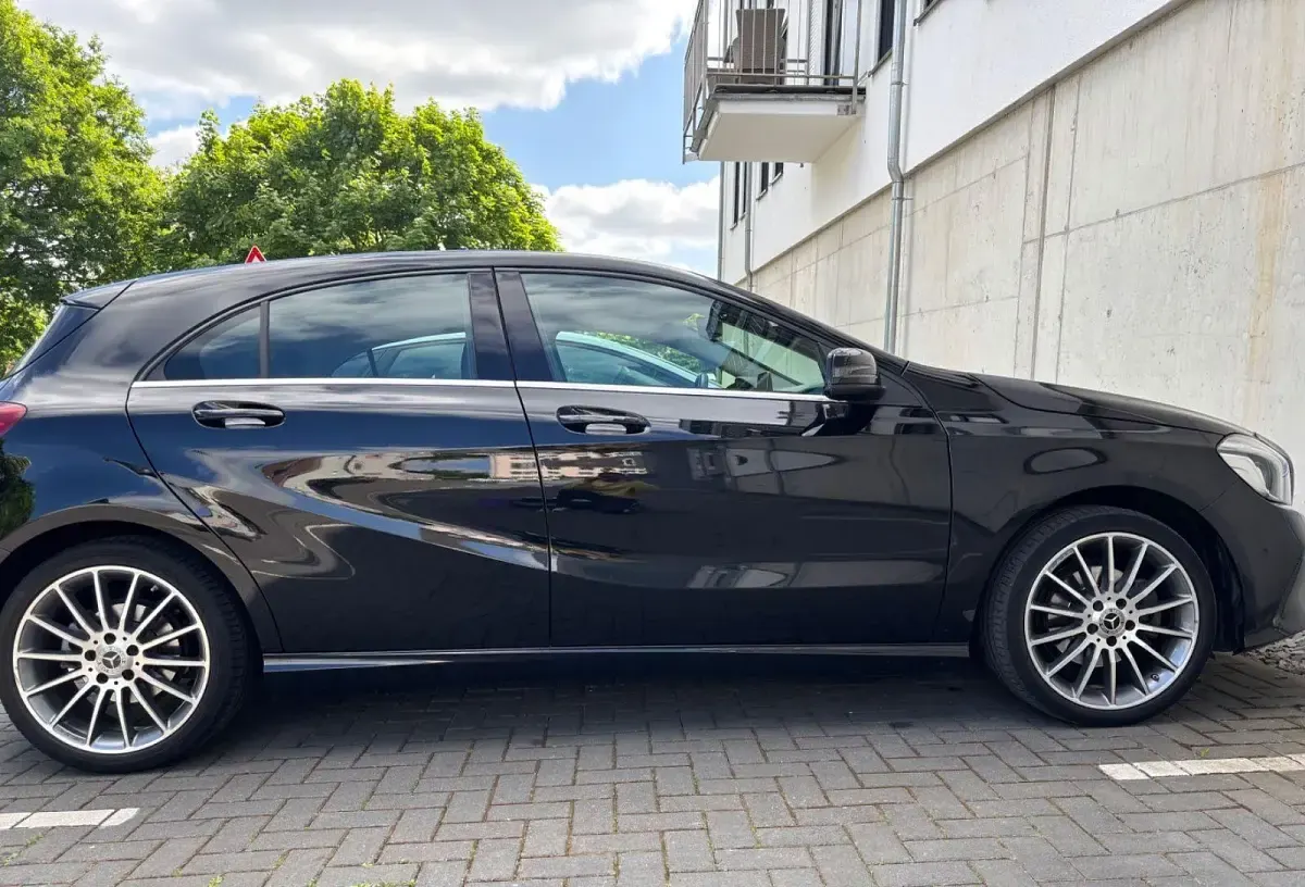 Używany Mercedes 200 209 KM (153 kW) 2017 Czarny Sedan/Limuzyna