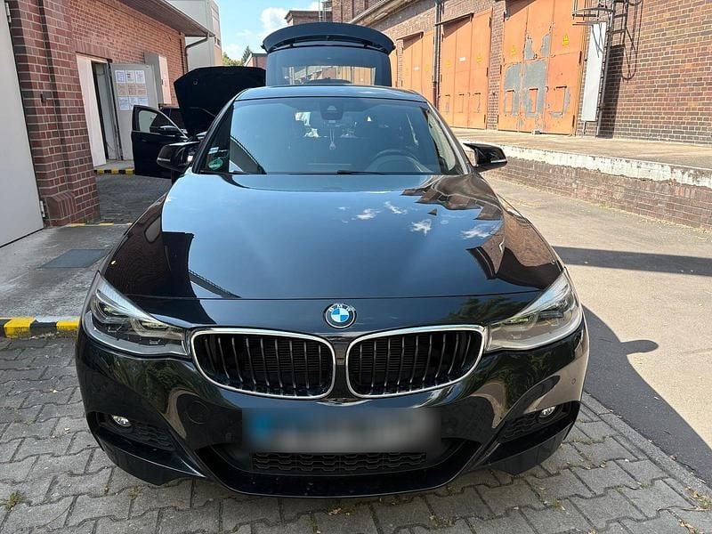 Schwarz Gebraucht 2017 BMW 320 Gran Turismo Shadowline Limousine | 20.999 € (Etwas zu teuer) - Bild 1/4