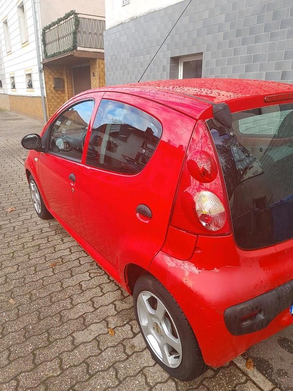 Rot Gebraucht 2008 Peugeot 107 Kleinwagen | 2.300 € (Fairer Preis) - Bild 1/4