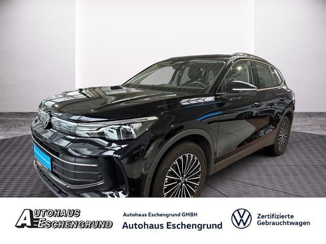 Deep black perl. (metallic) Gebraucht 2024 VW Tiguan Life SUV | 36.989 € (Teuer) - Bild 1/4