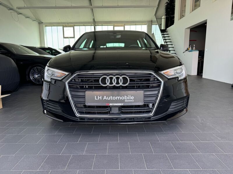 Schwarz Gebraucht 2019 Audi A3 Sportback Comfort Limousine | 17.490 € (Fairer Preis) - Bild 1/4