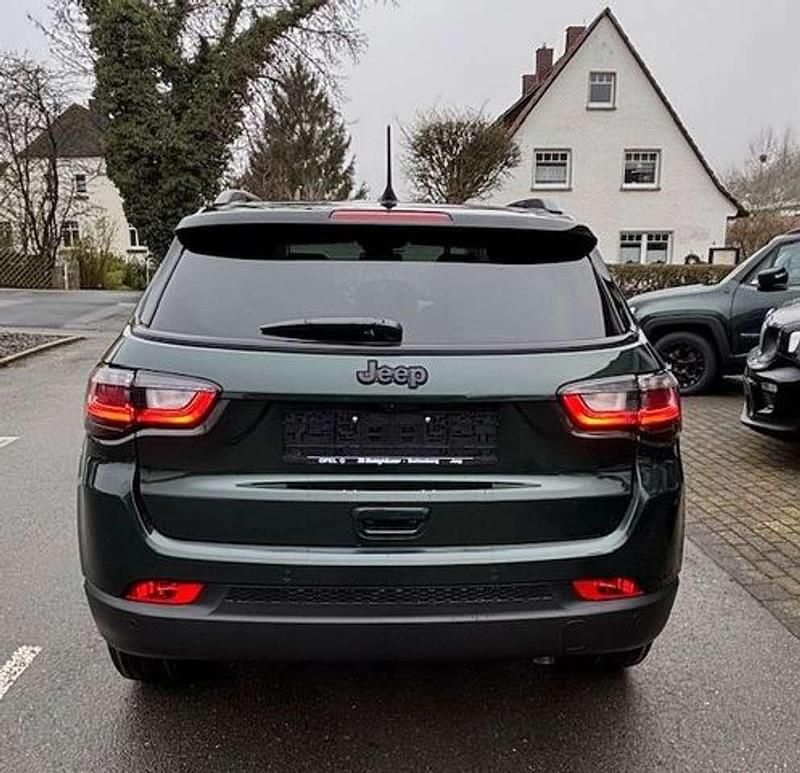 Neu Jeep Compass North 131 PS (96 kW) 2025 Grün SUV