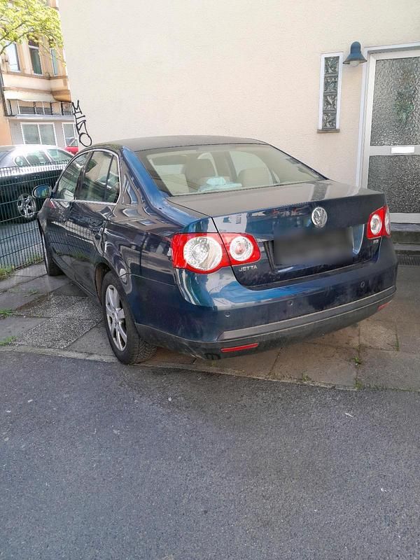 Second-hand VW Jetta 115 CP (84 kW) 2006 Albastru Berlinǎ