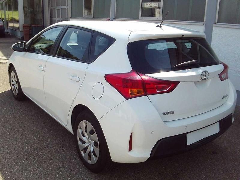 Gebraucht Toyota Auris Cool 99 PS (72 kW) 2015 Weiß Limousine