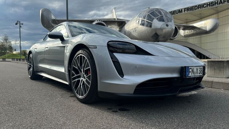 Silber Gebraucht 2020 Porsche Taycan 4S Sport Limousine | 62.290 € (Superpreis) - Bild 1/4