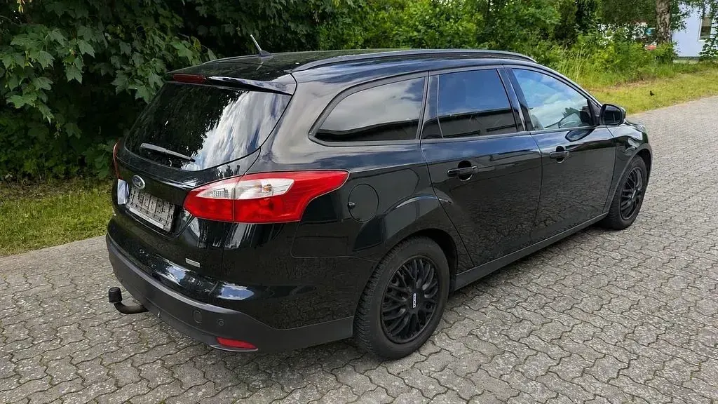 Gebraucht Ford Focus Trend 125 PS (91 kW) 2014 Schwarz Limousine
