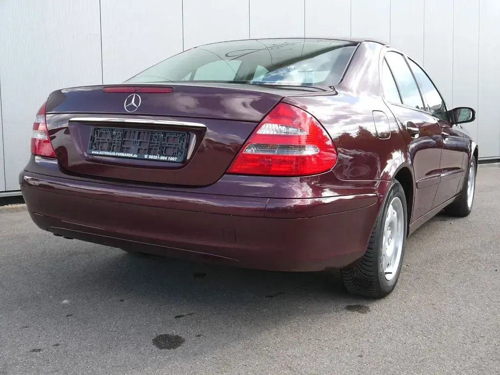 Gebraucht Mercedes E220 Classic 150 PS (110 kW) 2006 Carneolrot Limousine