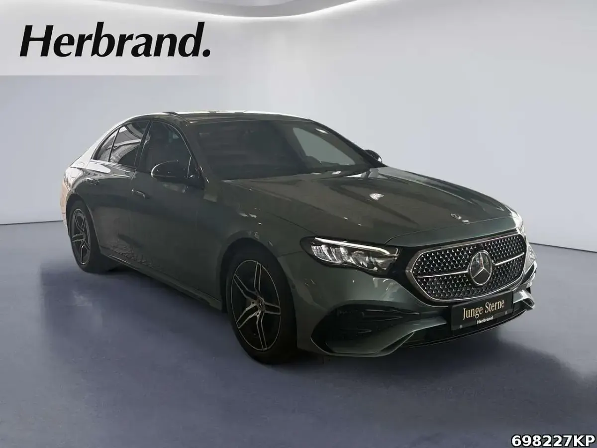 Gebraucht Mercedes E220 AMG line 197 PS (144 kW) 2024 Metalliclack verdesilber metal Limousine