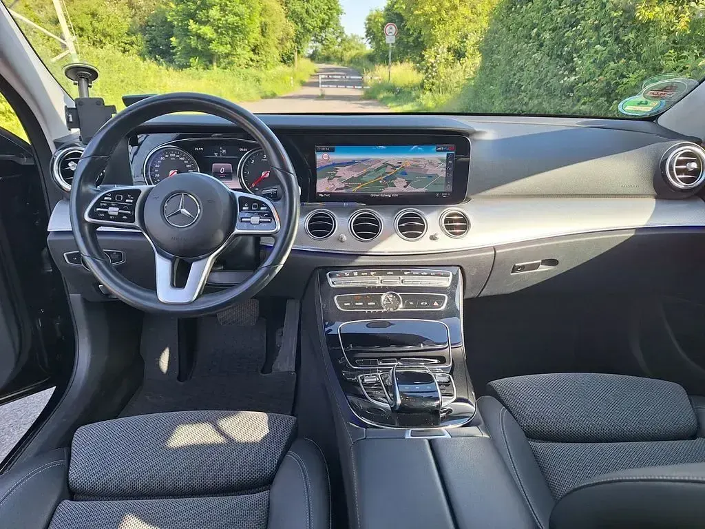 Gebraucht Mercedes E220 Avantgarde 194 PS (142 kW) 2020 Schwarz Limousine