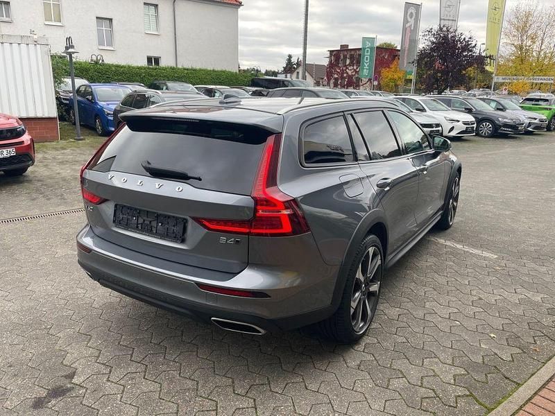 Gebraucht Volvo V60 CC Pro 197 PS (144 kW) 2021 Osmium graumetallic Kombi