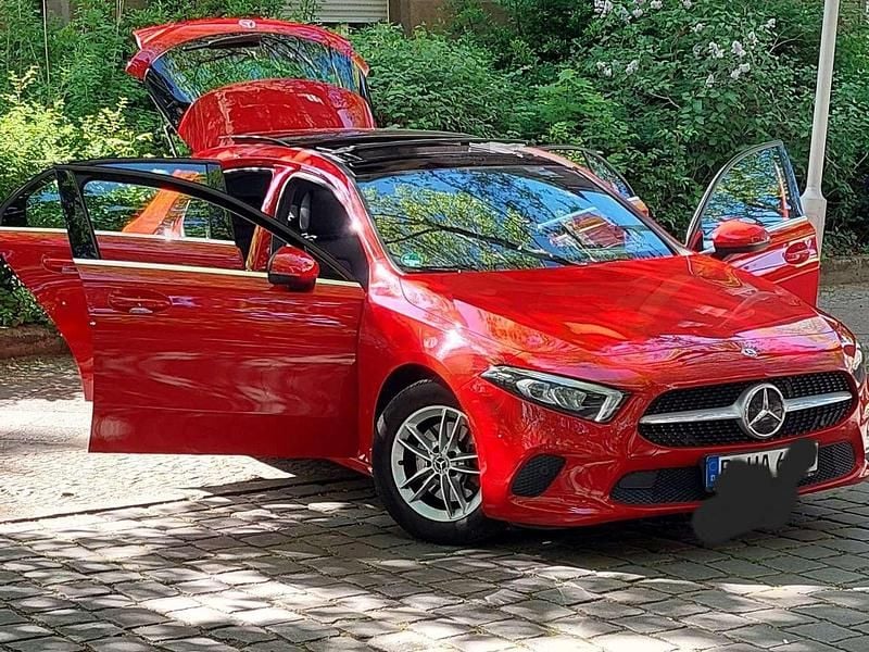 Rot Gebraucht 2018 Mercedes A200 Style Limousine | 19.900 € (Fairer Preis) - Bild 1/4