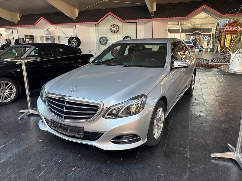 Silber Gebraucht 2015 Mercedes E220 Limousine | 19.500 € (Teuer) - Bild 1/4