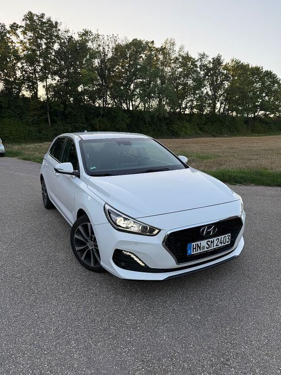 Weiß Gebraucht 2020 Hyundai i30 Premium Limousine | 12.700 € (Fairer Preis) - Bild 1/4