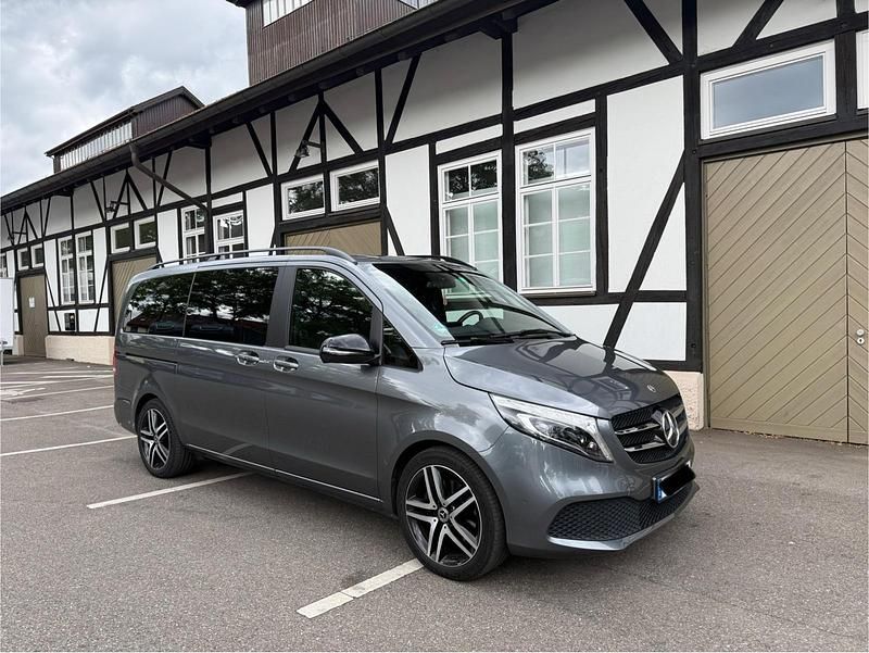 Grau Gebraucht 2021 Mercedes V300 Sport Van / Kleinbus | 60.580 € - Bild 1/4