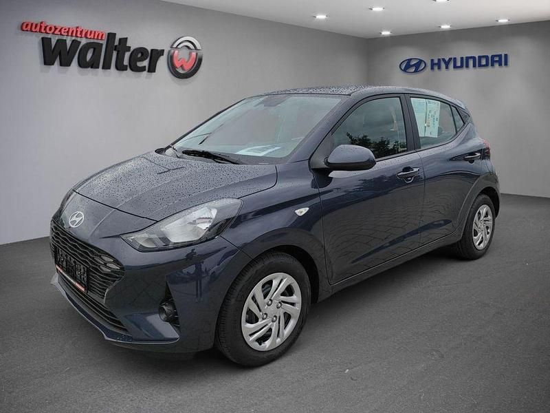 Grau Neu 2025 Hyundai i10 Select Kleinwagen | 15.990 € (Fairer Preis) - Bild 1/4