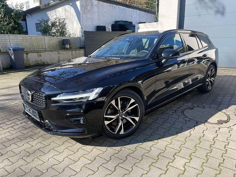 Gebraucht Volvo V60 Plus 197 PS (144 kW) 2025 Schwarz Kombi