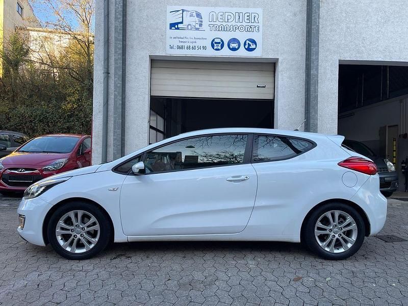 Weiß Gebraucht 2013 Kia ProCeed Edition 7 Kleinwagen | 6.500 € (Fairer Preis) - Bild 1/4