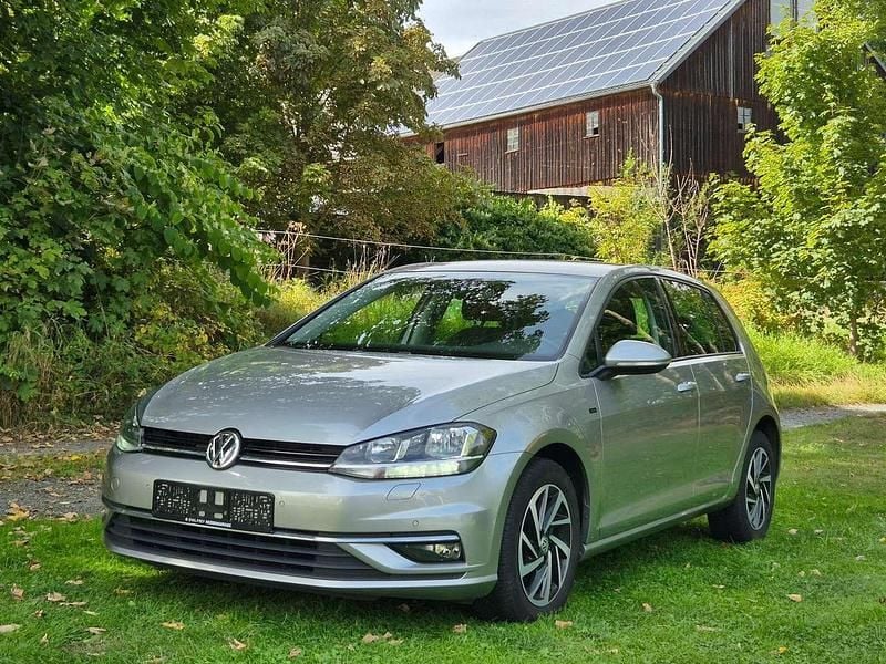 Tungsten silver Gebraucht 2019 VW Golf VII Comfortline Kleinwagen | 12.490 € (Guter Preis) - Bild 1/4