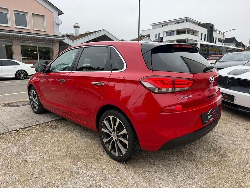 Rot Gebraucht 2017 Hyundai i30 Premium Limousine | 11.900 € (Fairer Preis) - Bild 1/4