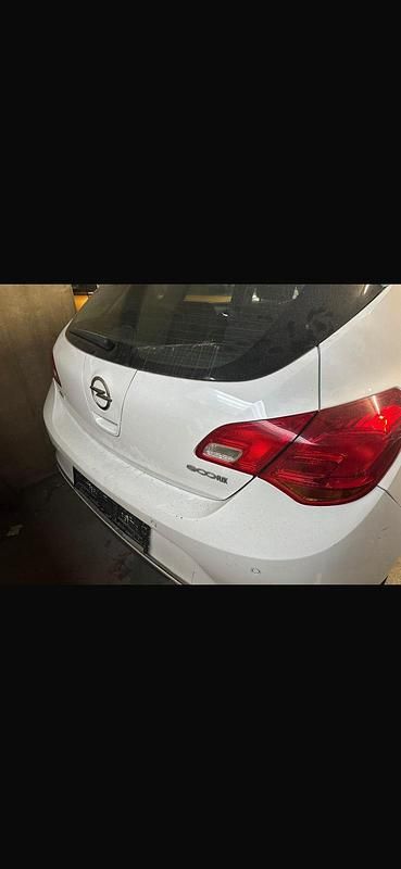 Second-hand Opel Astra 87 CP (63 kW) 2013 Alb Berlinǎ