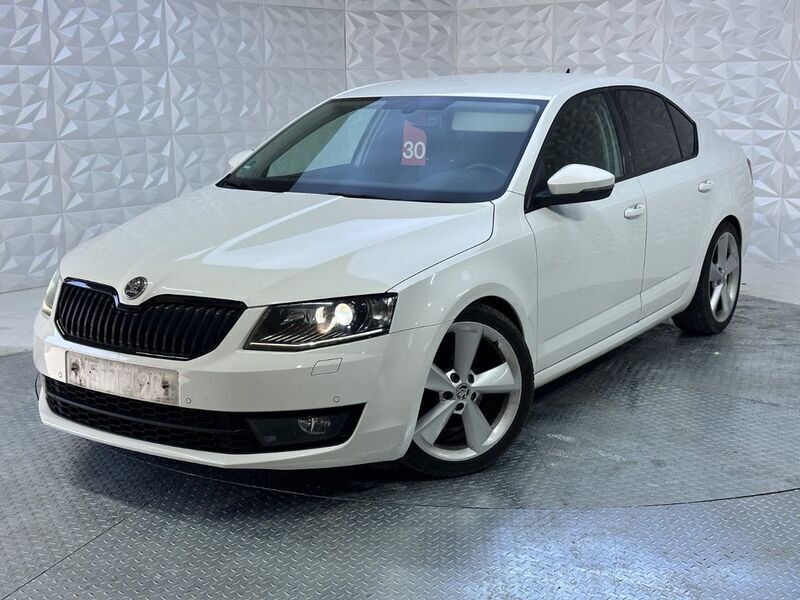 Weiß Gebraucht 2013 Skoda Octavia Elegance Limousine | 8.000 € (Guter Preis) - Bild 1/4