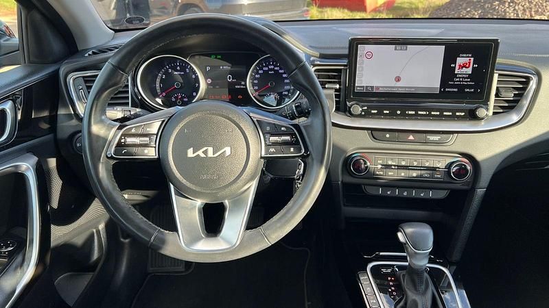 Usado Kia Ceed Vision 160 HP (117 kW) 2023 Preto Citadino