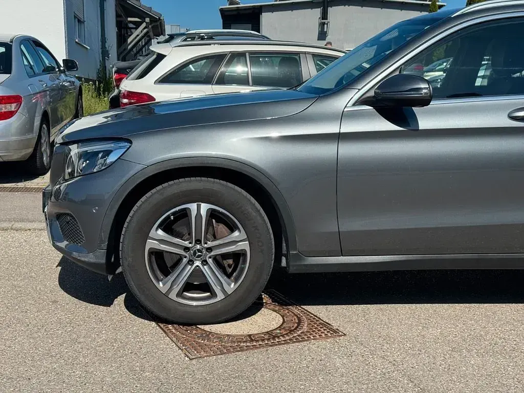 Używany Mercedes GLC250 211 KM (155 kW) 2017 Szary SUV