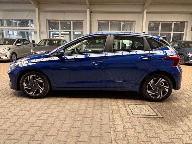 Gebraucht Hyundai i20 Trend 101 PS (74 kW) 2022 Intense blue / mic Kleinwagen