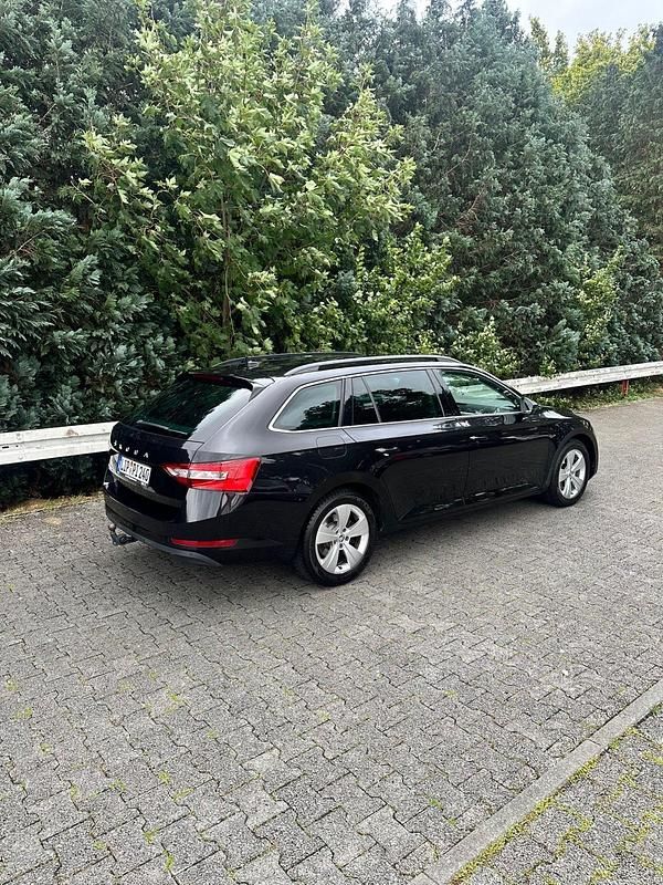 Schwarz Gebraucht 2021 Skoda Superb Kombi | 19.750 € (Superpreis) - Bild 1/4