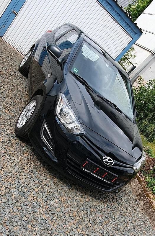 Schwarz Gebraucht 2013 Hyundai i20 Kleinwagen | 3.400 € - Bild 1/3