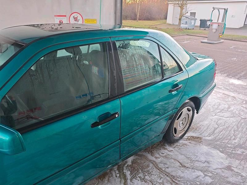 Gebraucht Mercedes C180 122 PS (89 kW) 1997 Andere farben Limousine