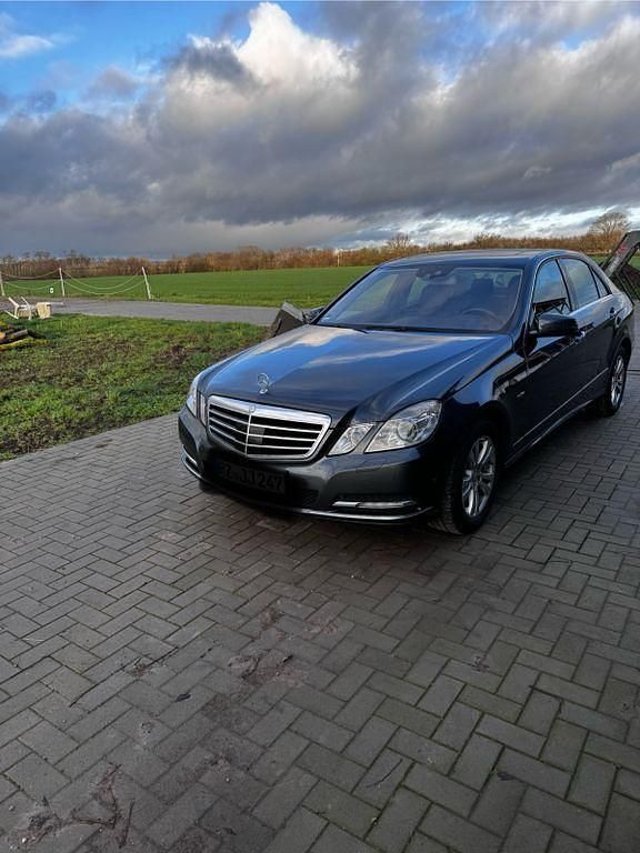 Braun Gebraucht 2010 Mercedes E350 Elegance Limousine | 11.500 € (Fairer Preis) - Bild 1/4