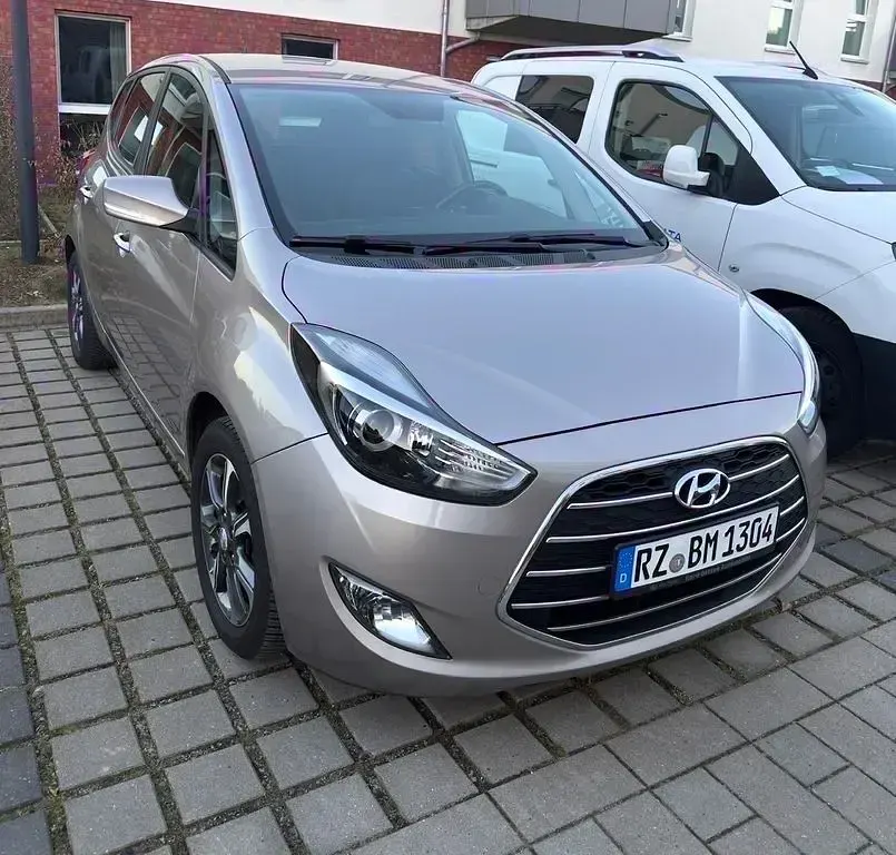 Gebraucht Hyundai ix20 Edition 125 PS (91 kW) 2016 Beige Kleinwagen