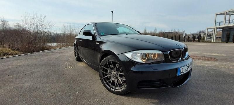 Schwarz Gebraucht 2011 BMW 135 Performance Kleinwagen | 17.499 € (Fairer Preis) - Bild 1/4