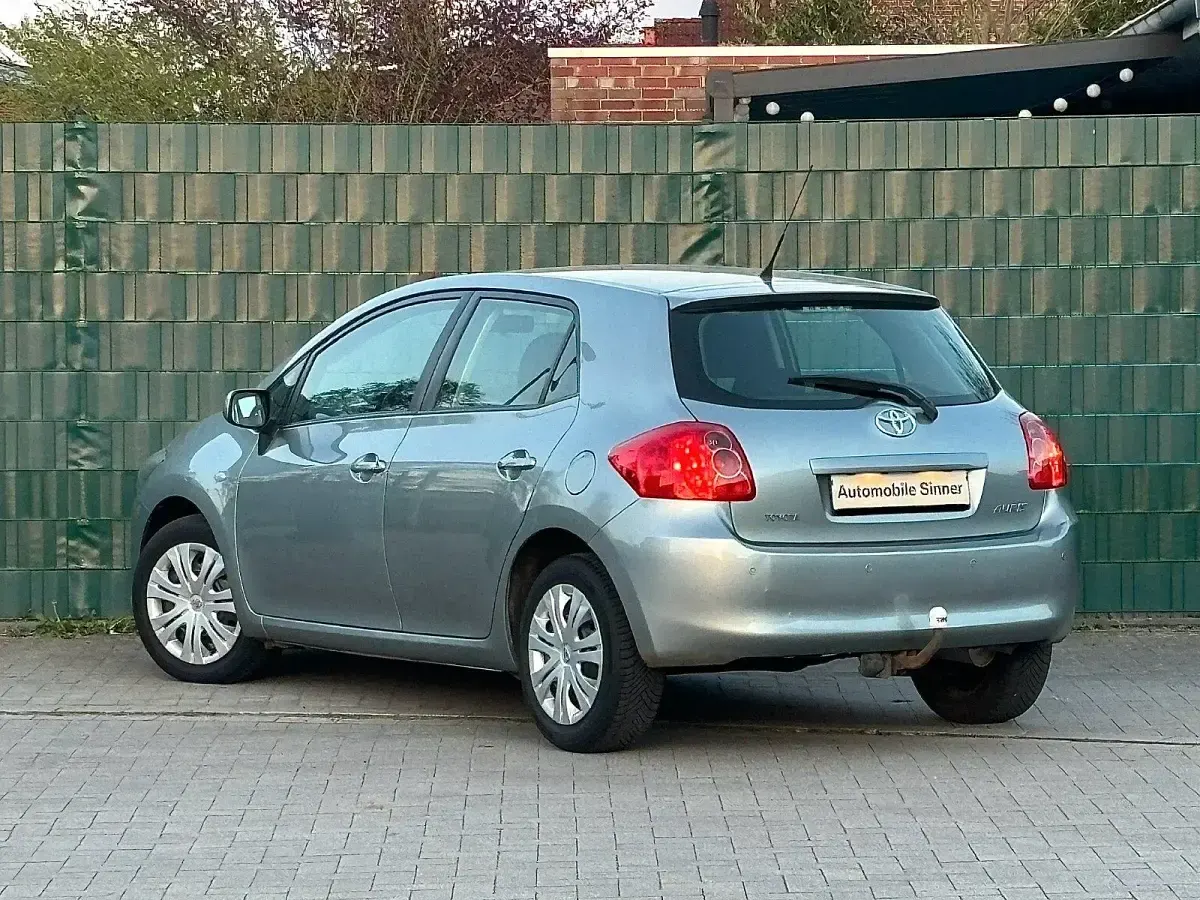 Gebraucht Toyota Auris Team 124 PS (91 kW) 2008 Medium silver metallic Kleinwagen