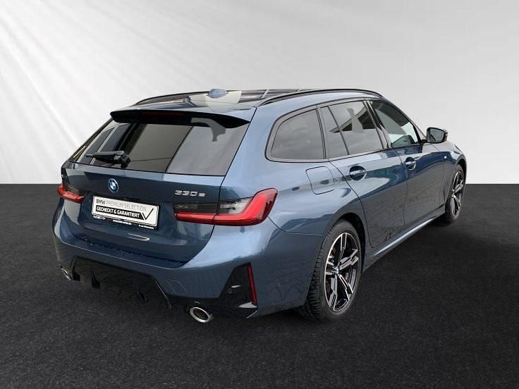 Gebraucht BMW 330e M Sport 292 PS (214 kW) 2024 Arctic race blue metallic Kombi
