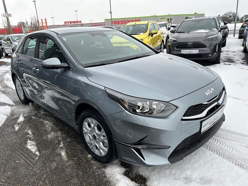 Neu Kia Ceed 101 PS (74 kW) 2026 Silber Kleinwagen
