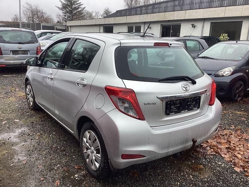 Gebraucht Toyota Yaris 90 PS (66 kW) 2012 Silber Kleinwagen