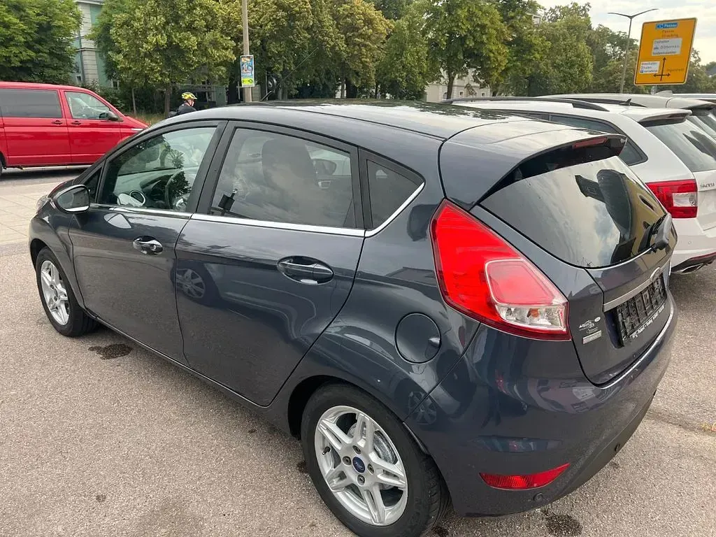Gebraucht Ford Fiesta Titanium 101 PS (74 kW) 2014 Blau Kleinwagen