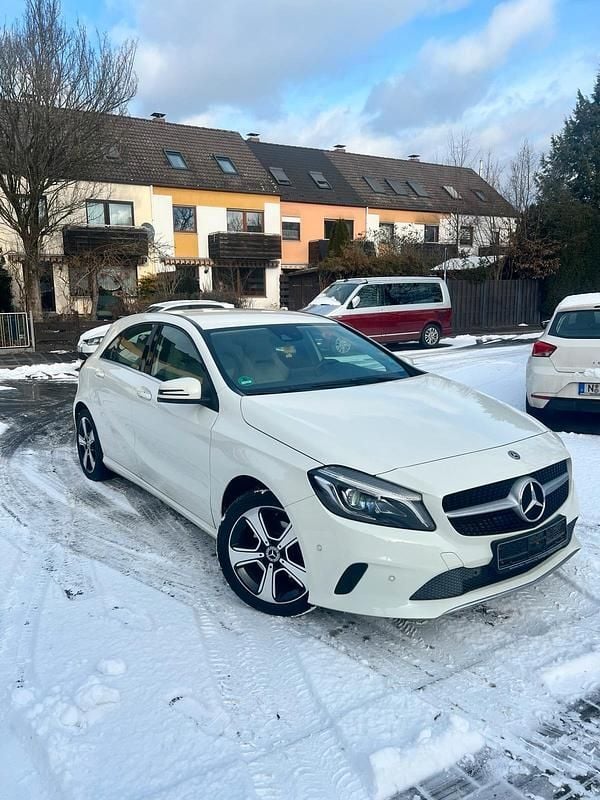 Weiß Gebraucht 2017 Mercedes A180 AMG Kombi | 14.800 € (Guter Preis) - Bild 1/4