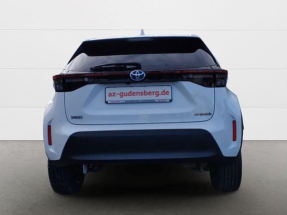 Gebraucht Toyota Yaris Hybrid Team 116 PS (85 kW) 2023 Pure) white ii (weiss Van / Kleinbus