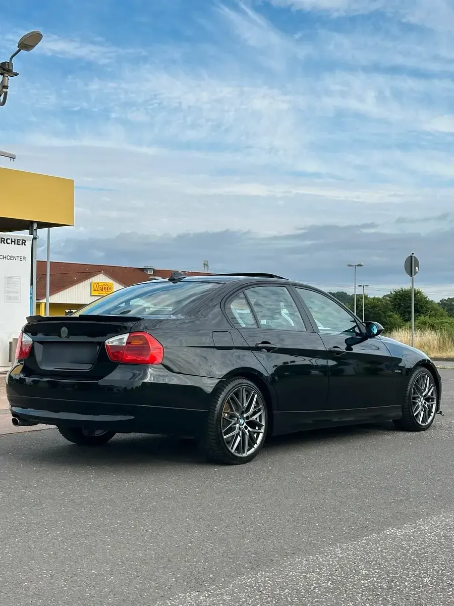 Gebraucht BMW 320 177 PS (130 kW) 2008 Schwarz Limousine