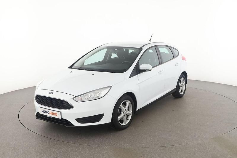 Weiß Gebraucht 2018 Ford Focus Trend Limousine | 10.610 € (Fairer Preis) - Bild 1/3