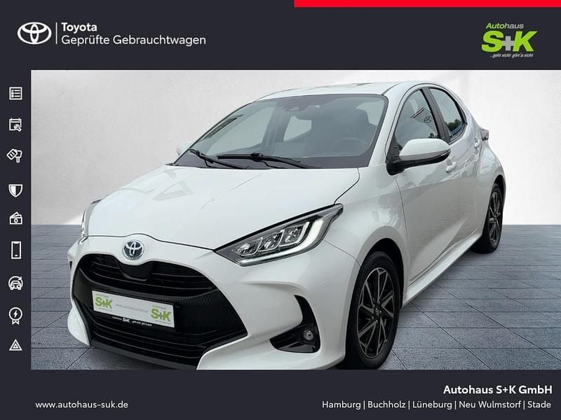 Schneeweiß (weiß) Gebraucht 2023 Toyota Yaris Hybrid Team Kleinwagen | 20.480 € (Fairer Preis) - Bild 1/4