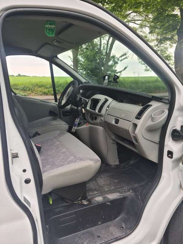 Weiß Gebraucht 2004 Opel Vivaro Van | 3.800 € (Guter Preis) - Bild 1/4