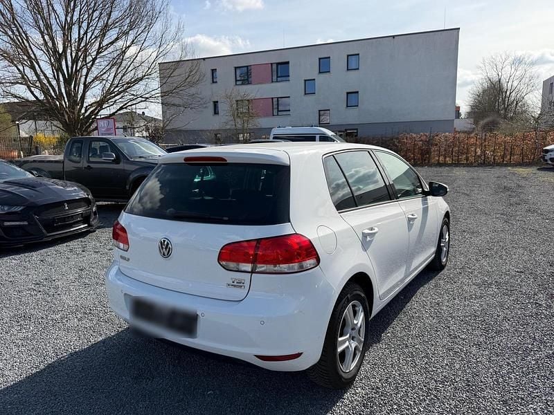 Gebraucht VW Golf VI 105 PS (77 kW) 2011 Weiß Kleinwagen