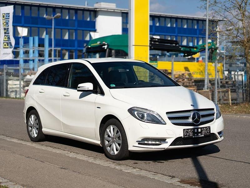 Gebraucht Mercedes B200 156 PS (114 kW) 2012 Weiß Van / Kleinbus