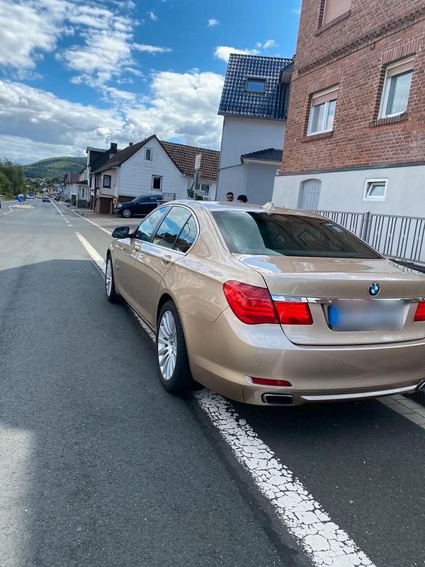 Gold Gebraucht 2011 BMW 740 Limousine | 11.000 € (Fairer Preis) - Bild 1/4